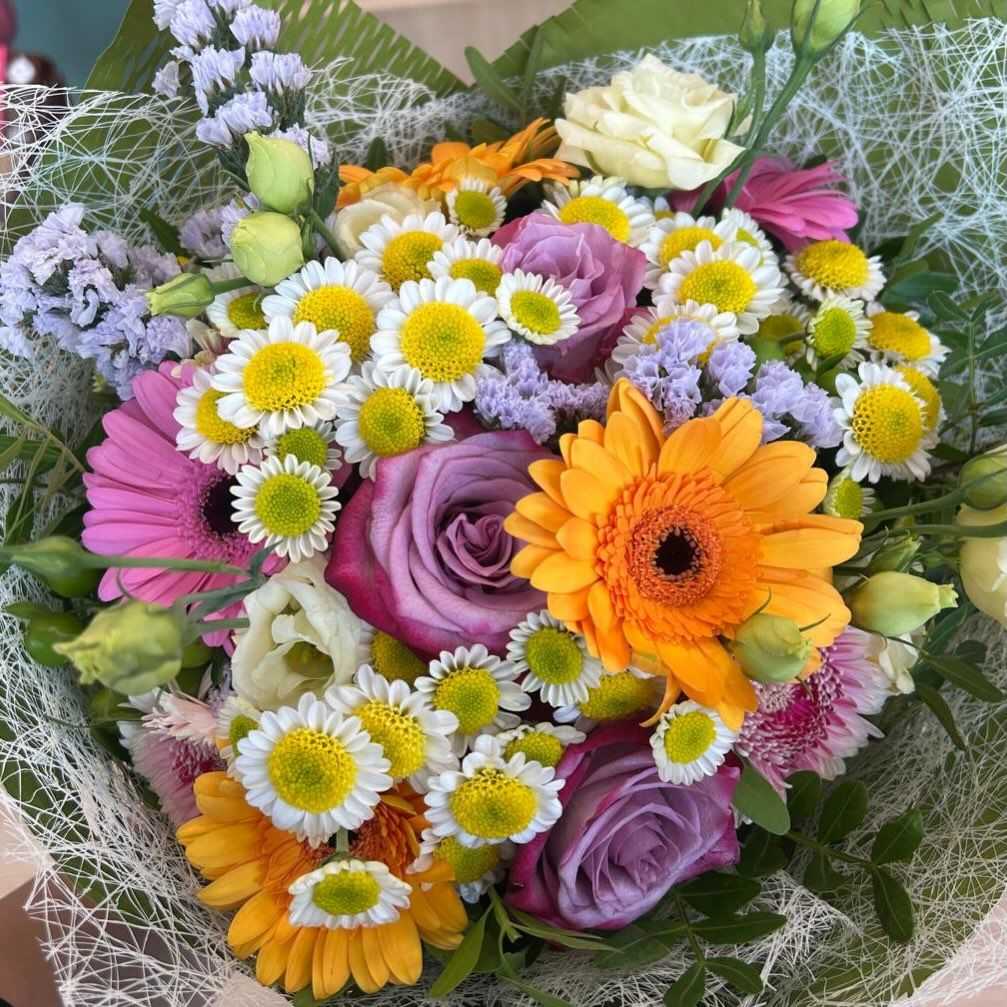 Mazzo colorato con rose lilla, margherite e gerbera arancio