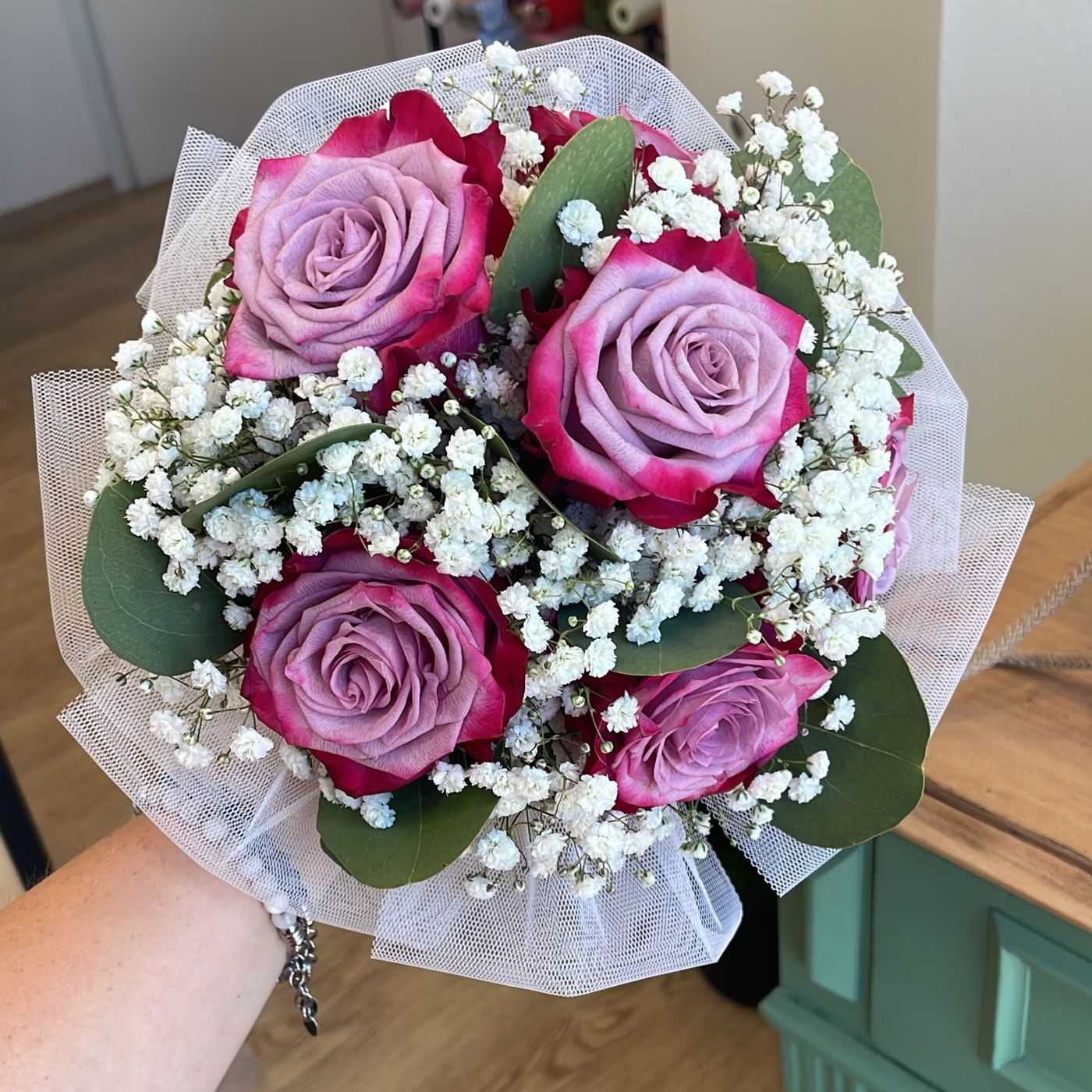Bouquet di rose lilla con gypsophila