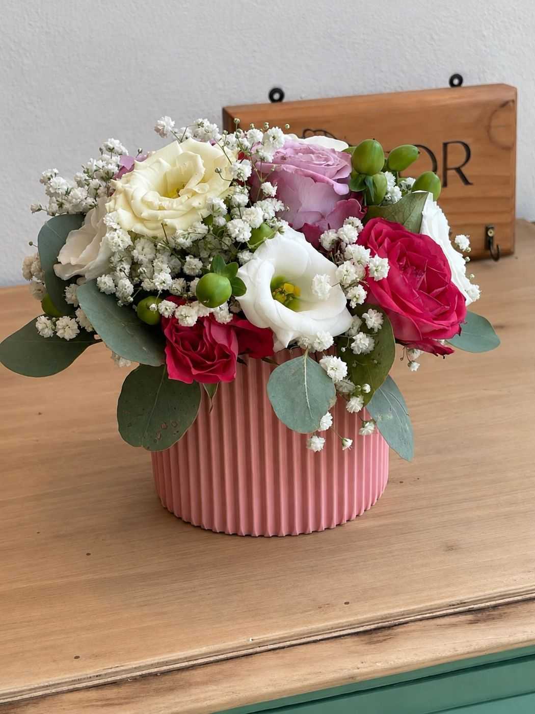 Vaso rosa rigato con lisianthus e rose