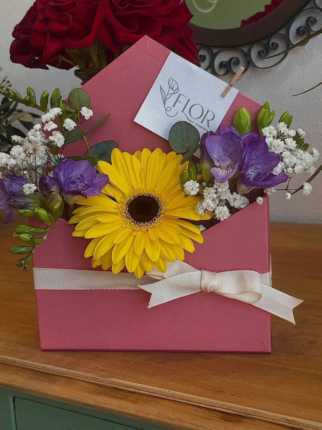 Busta rosa con girasole e fresie