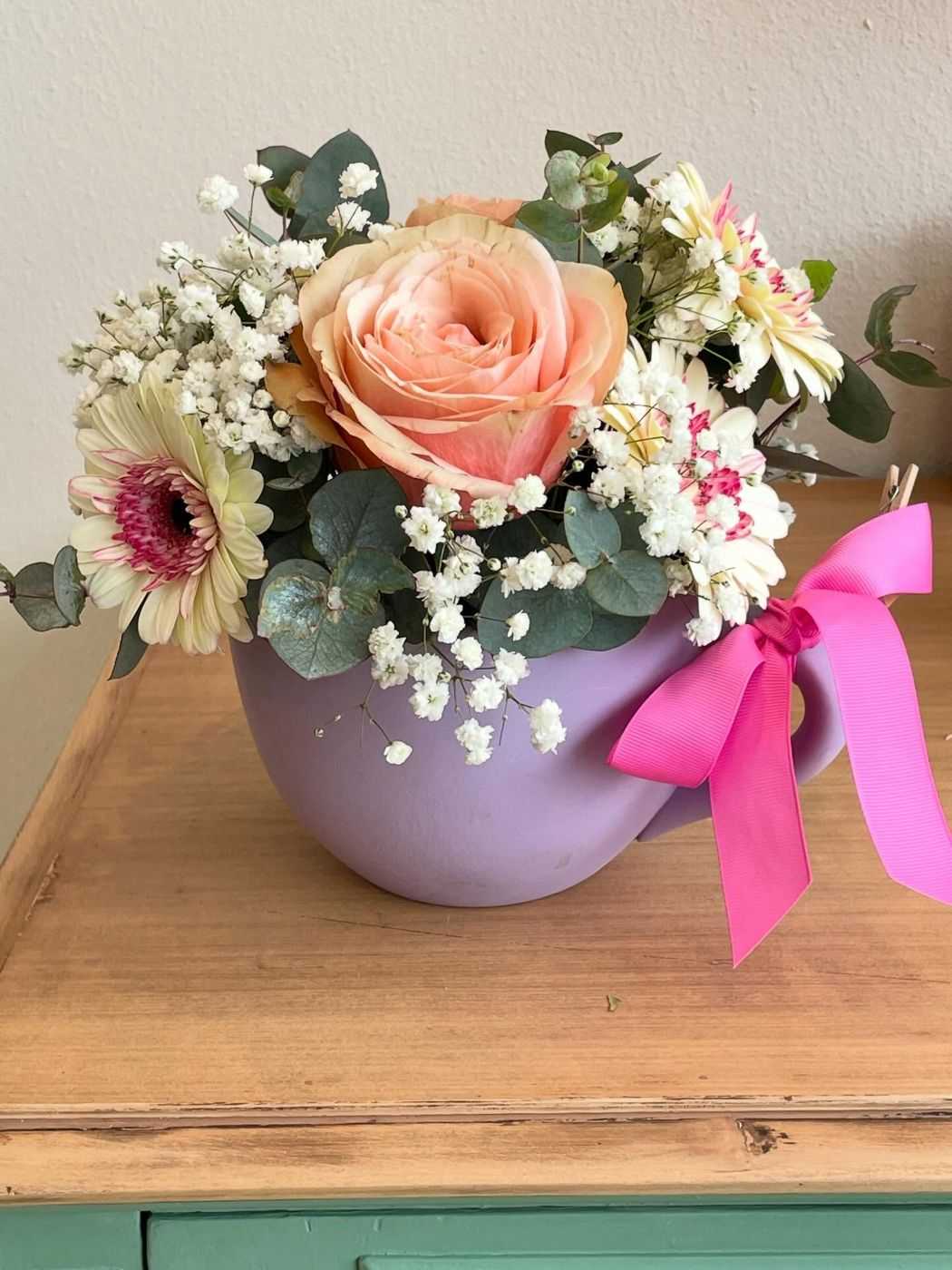 Tazza lilla con rosa pesca e fiocco