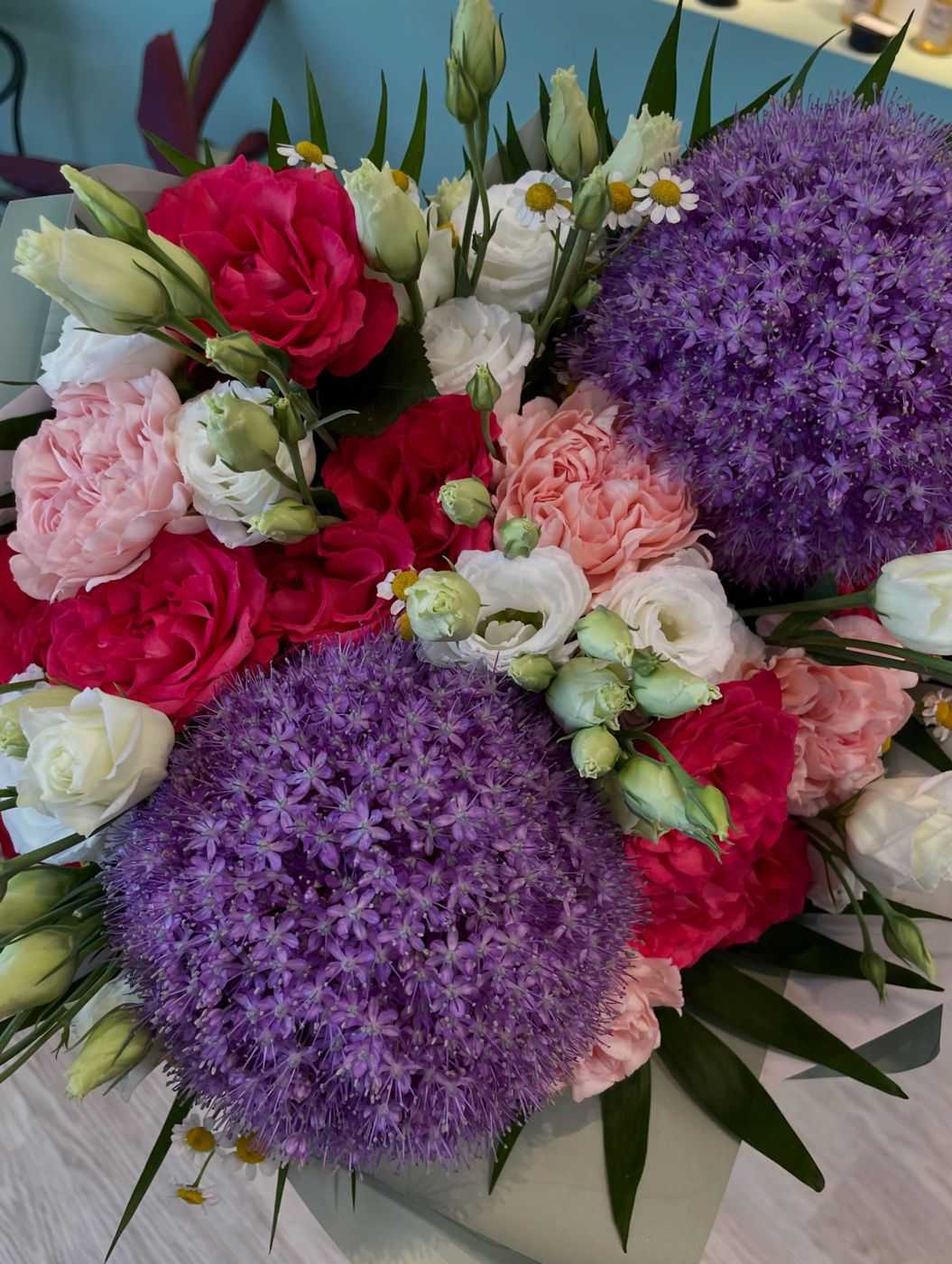 Allium viola con rose e garofani rosa e rossi